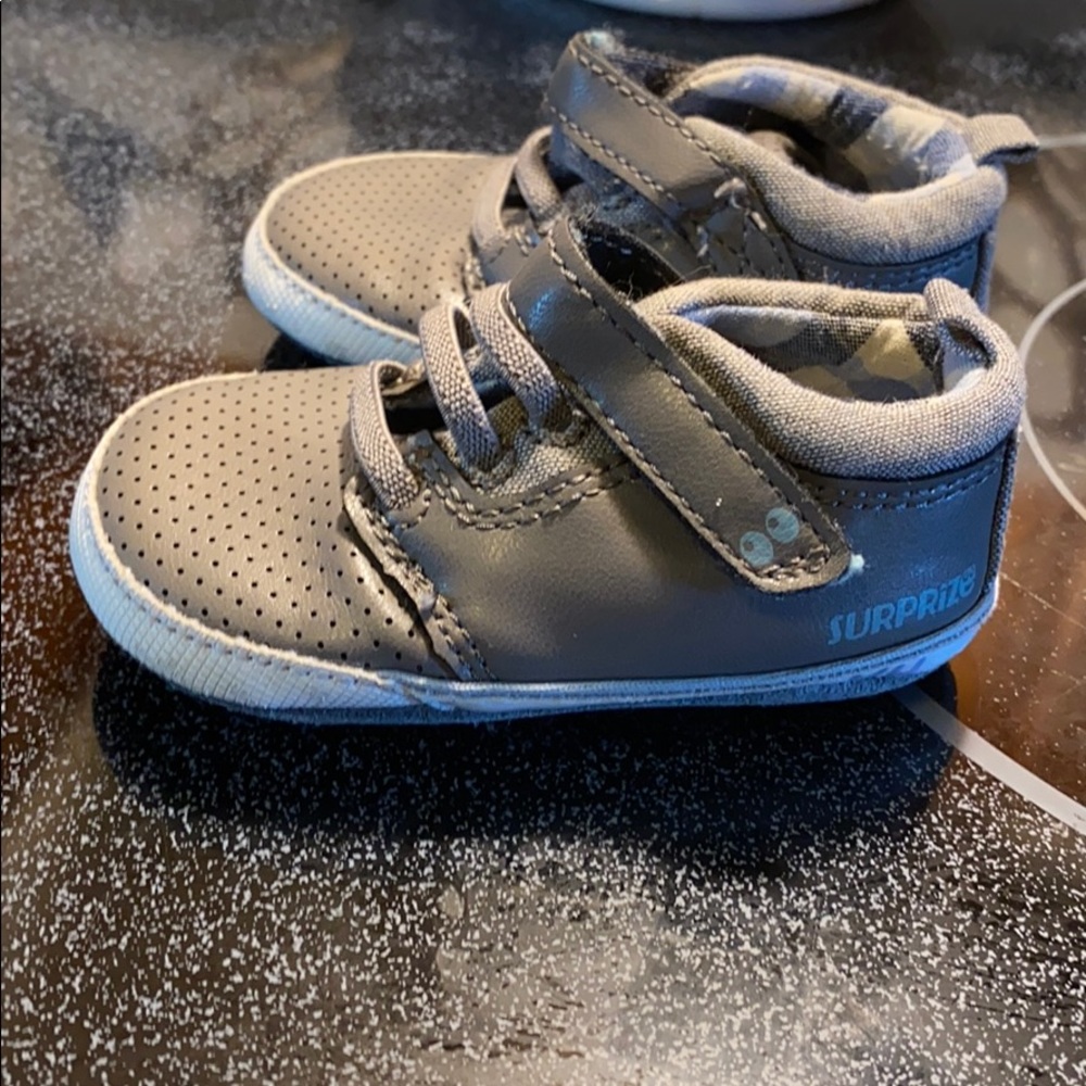 Surprize  stride rite shoes Size 6-12 months